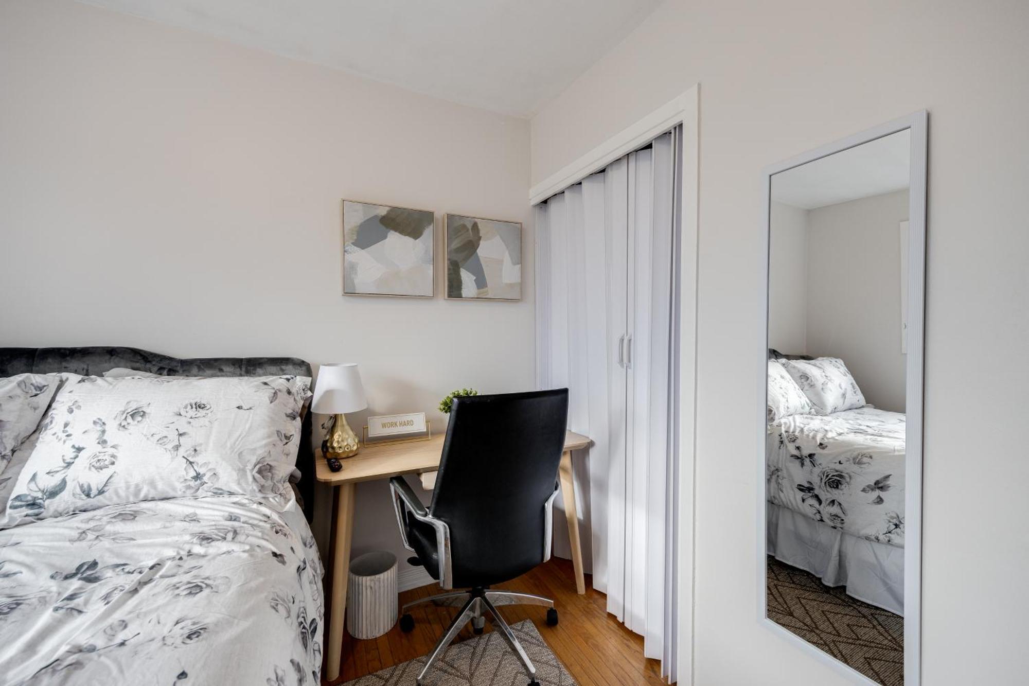 Eglinton West Guest Suite Торонто Экстерьер фото
