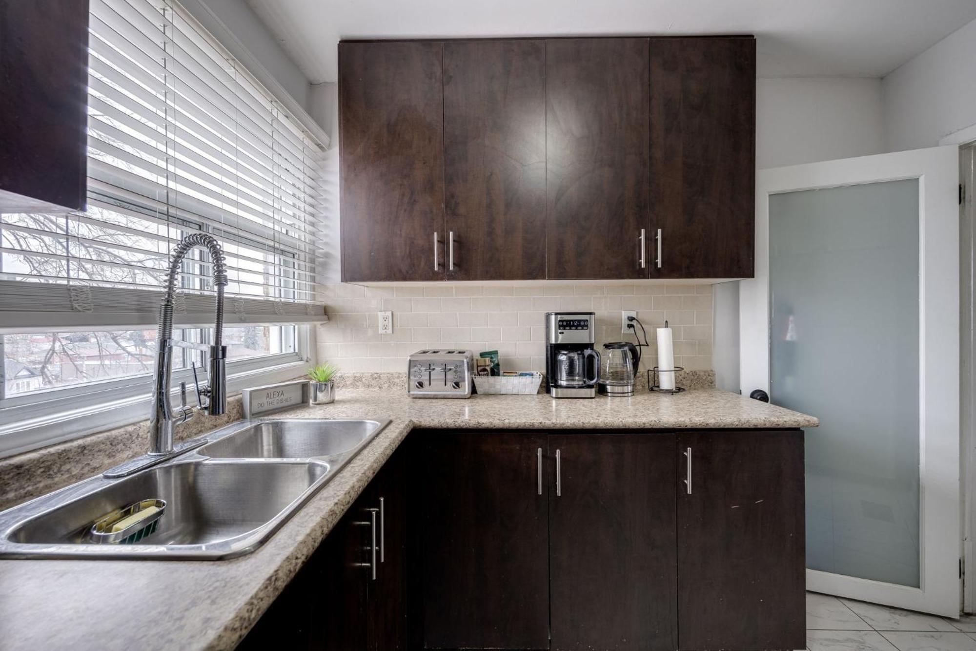 Eglinton West Guest Suite Торонто Экстерьер фото
