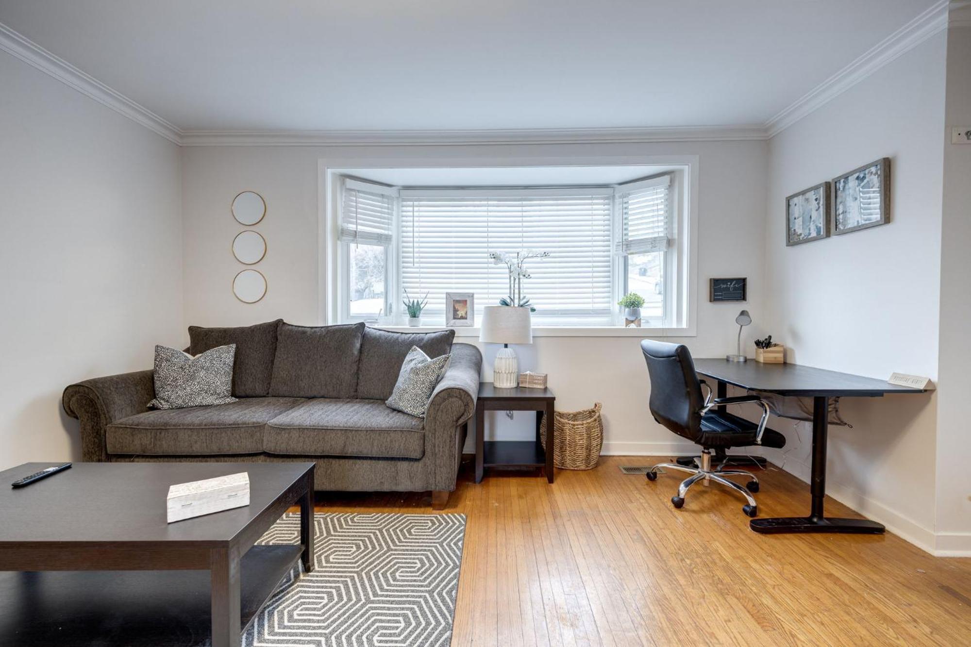 Eglinton West Guest Suite Торонто Экстерьер фото