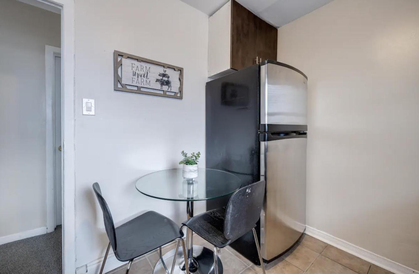 Eglinton West Guest Suite Торонто Экстерьер фото